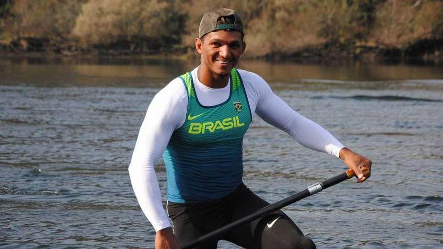 El triple medallista olímpico Isaquías Queiroz, ayer en Tui. // FDV