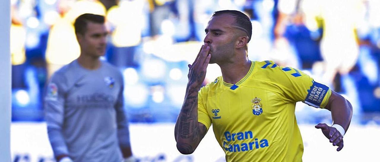 Jesé Rodríguez lanza un beso a la cámara en la celebración del 1-0 de penalti, ante la desolación del meta Fernández.   | | ANDRÉS CRUZ