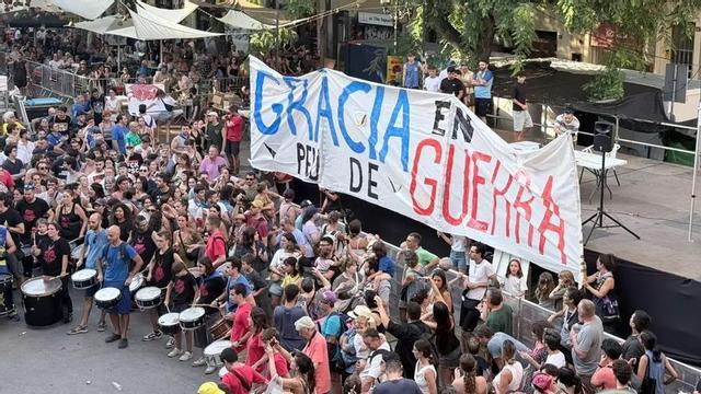 Pancarta reivindicativa de les colles de les festes de Gràcia a la plaça de la Vila, abans de la lectura del pregó. | JORDI OTIX
