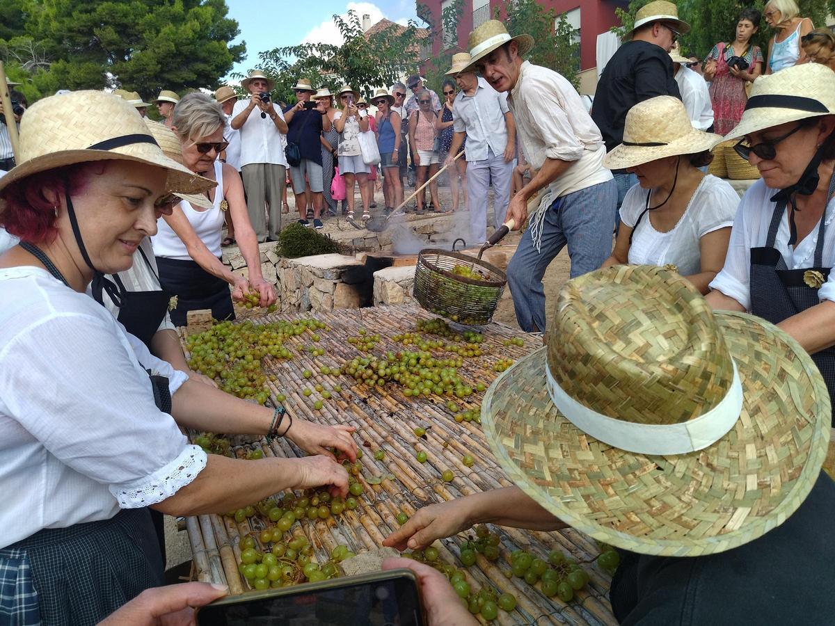 "L'escaldà" de la uva en Jesús Pobre y el trabajo compartido
