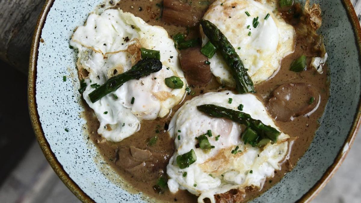 Los huevos fritos con crema de boletus de El Molín de Mingo (Peruyes, Asturias).