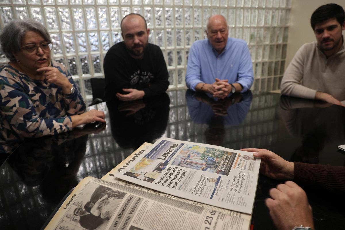 Un momento del primer encuentro con los suscriptores del periódico y el director Joan-Carles Martí