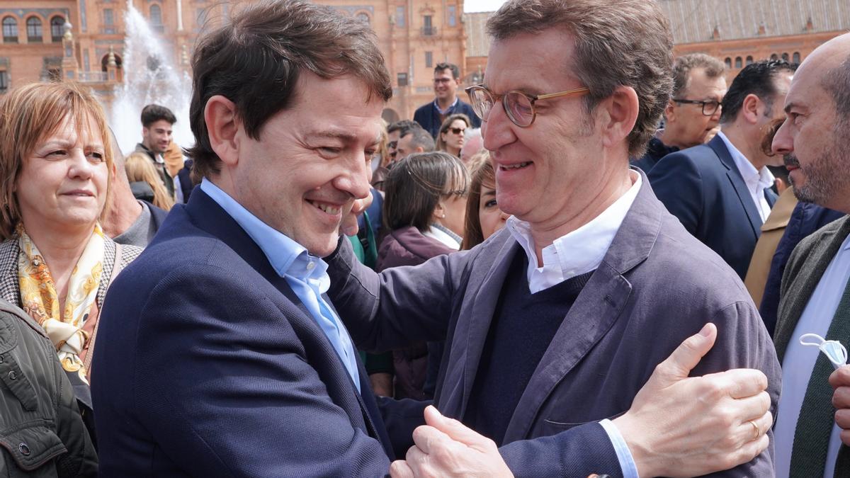 Mañueco y Feijóo se saludan durante el congreso celebrado el pasado fin de semana en Sevilla.