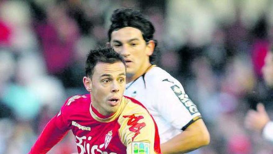 Carmelo corre con el balón por delante de Tino Costa. | lof