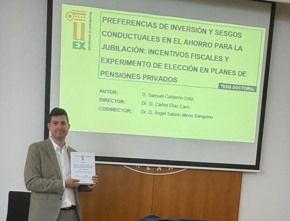 El profesor Samuel Calderón, tras haber presentado su tesis en la UEx.