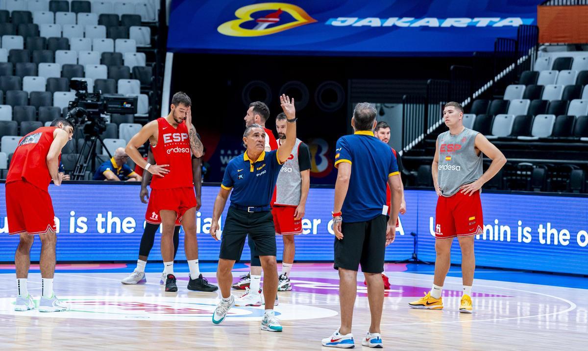 Scariolo explica una acción en el entrenamiento de la selección en Yakarta
