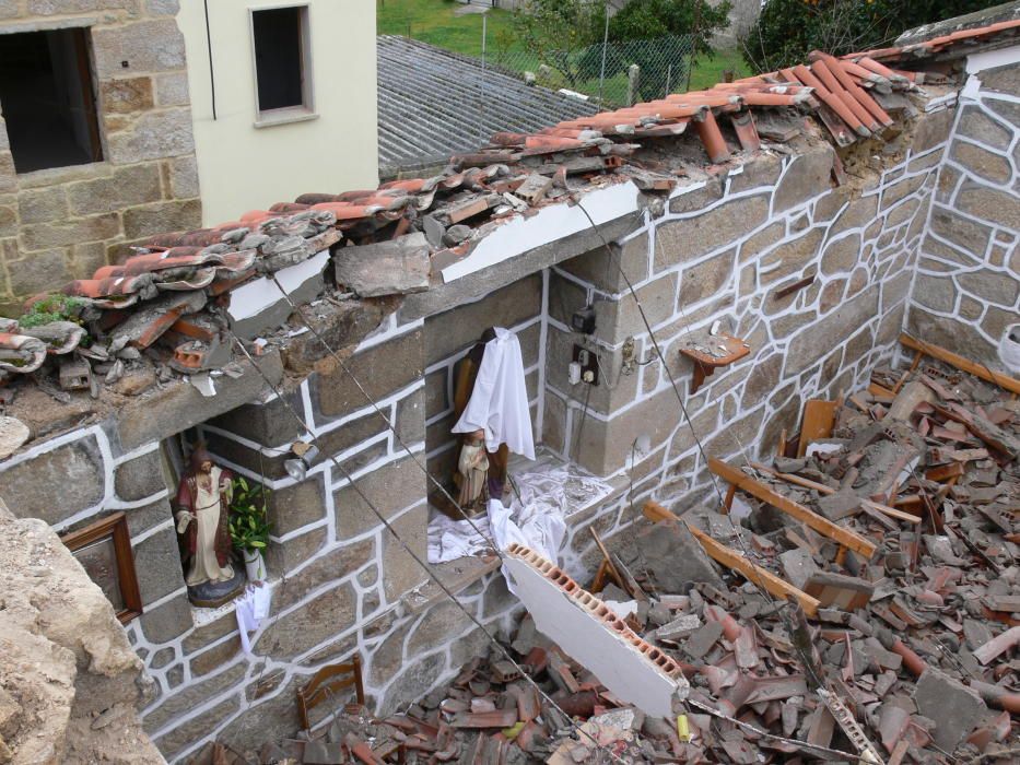 Se hunde el techo de la capilla de A Pedreira, en Cangas