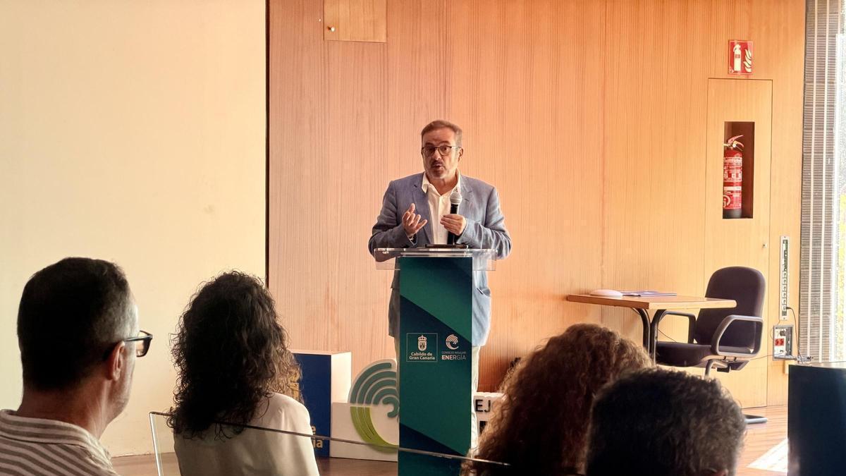 El consejero de Energía, Raúl García Brink, durante la apertura del foro.