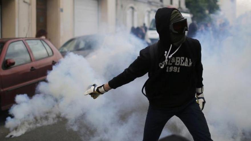 Gases lacrimógenos y escaparates rotos en la manifestación de París