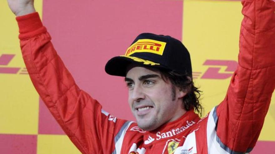 Alonso en el podio tras acabar segundo en el Gran Premio de Japón.