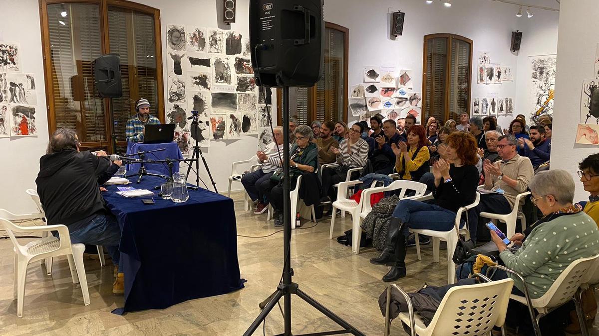 Gavidia, en primera fila en el acto de reaparición de Oltra tras su dimisión.
