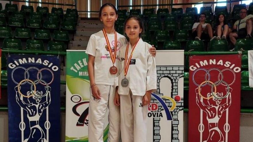 Las hermanas Valeria  y Julia  Liquete con sus respectivas plata y bronce.