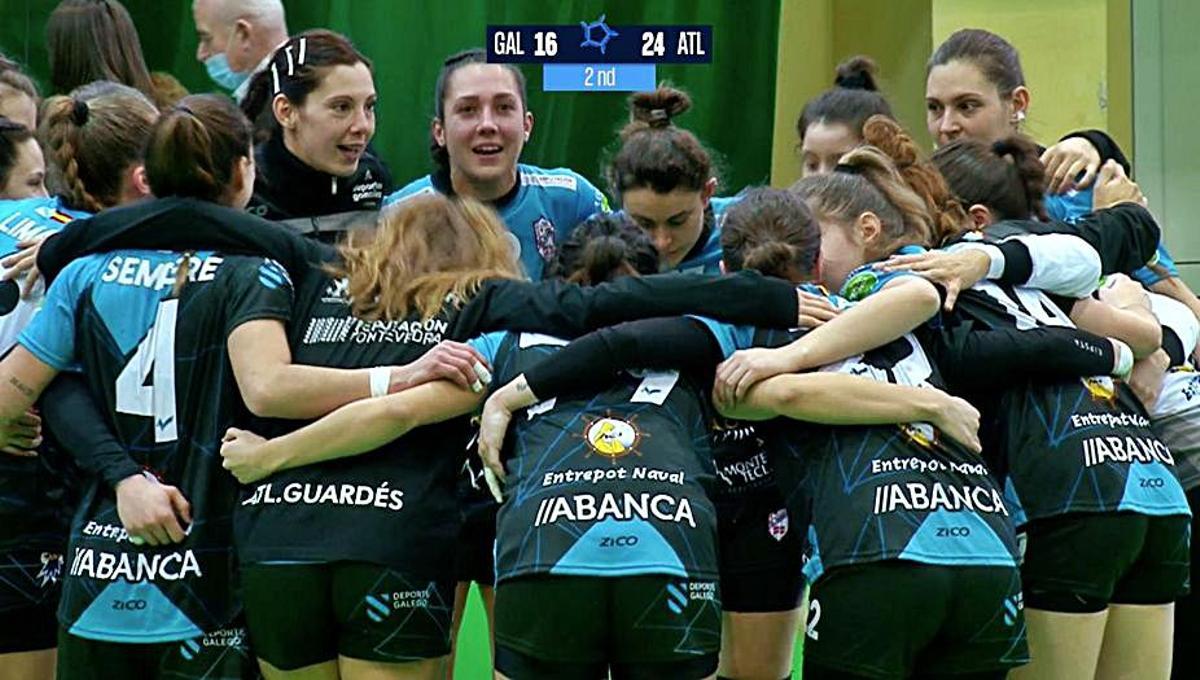 Las jugadoras del Guardés festeja su victoria. | // @ATLGUARDES_OFIC