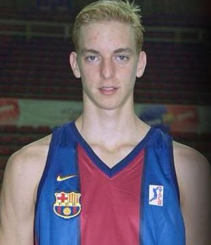 Pau Gasol, en su época junior con el pelo teñido de rubio platino tras conquistar el Mundial de Lisboa, en 1999.