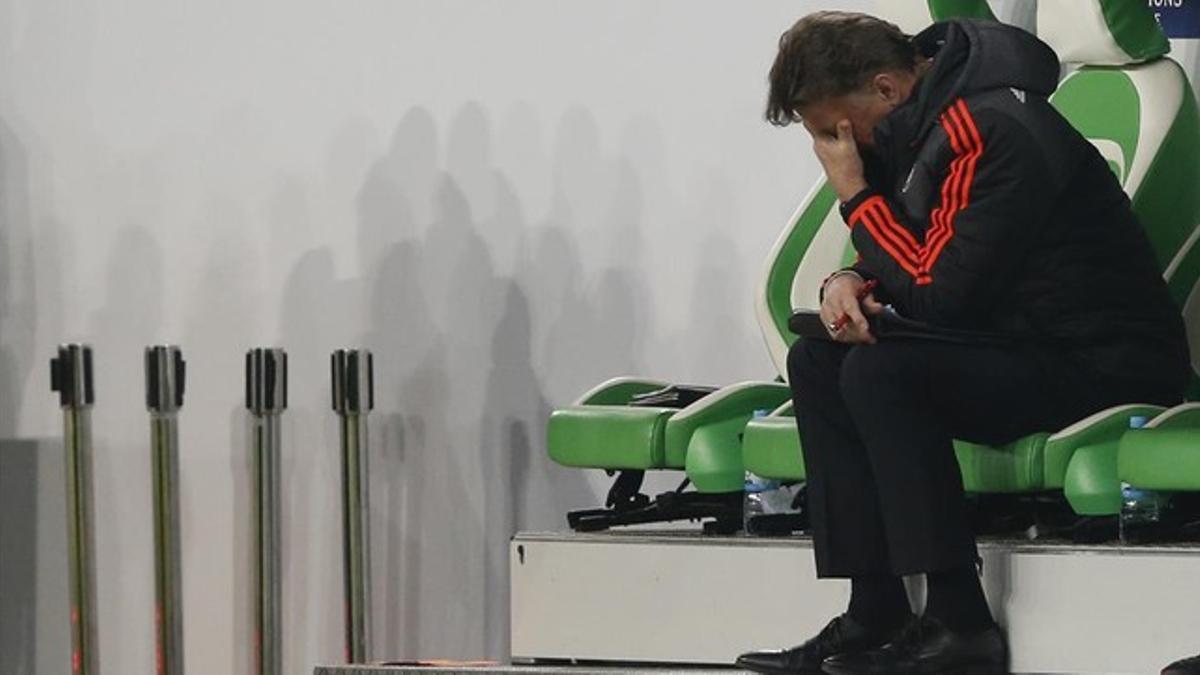 Van Gaal abatido tras caer en el campo del Wolfsburgo y quedar eliminado.