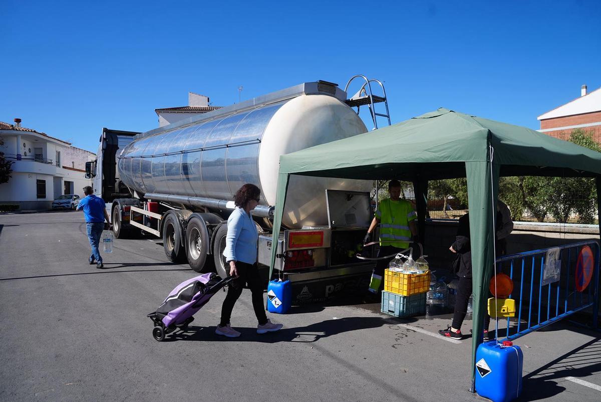 Vecions de Pozoblanco recogen el agua de un camión cisterna. Ha sido la imagen habitual durante más de un año en el norte de Córdoba.