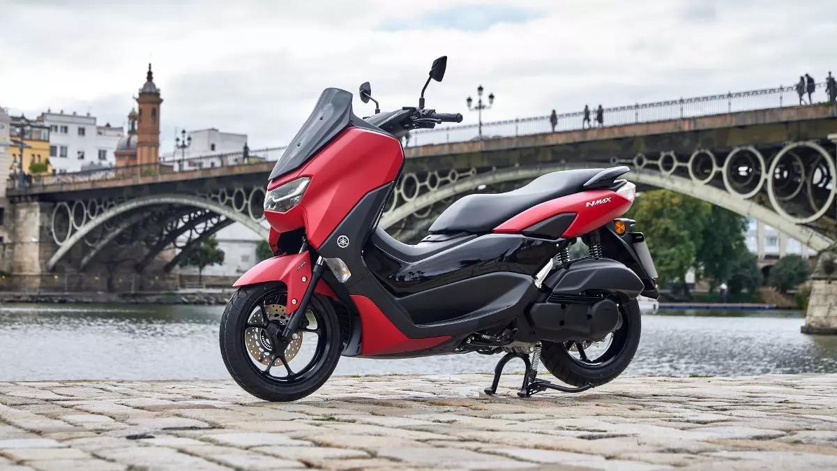 La Yamaha NMax 125 sigue siendo, un mes más, la moto más vendida en España, con 1.318 unidades matriculadas en octubre. Su precio de partida es de 3.599 euros.