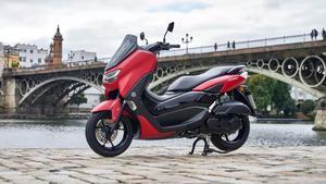 La Yamaha NMax 125 sigue siendo, un mes más, la moto más vendida en España, con 1.318 unidades matriculadas en octubre. Su precio de partida es de 3.599 euros.