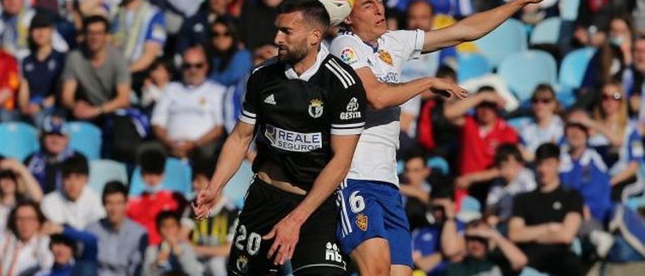 Alejandro Francés salta a por un balón aéreo con Grego Sierra, del Burgos.