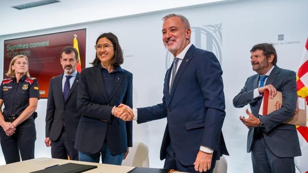 La Consellera Núria Parlón y el alcalde Jaume Collboni durante la firma del convenio entre el cuerpo de Mossos d'Esquadra y la Guardia Urbana de Barcelona