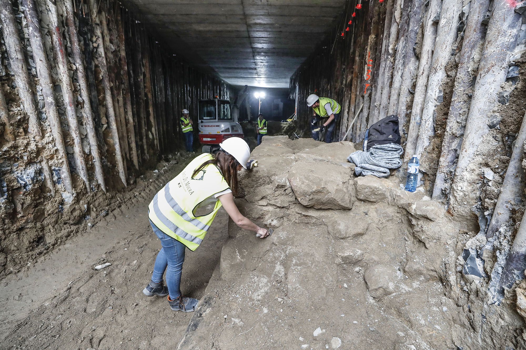 Los arqueólogos trabajan para “desenterrar” por completo la muralla aparecida en las obras de la calle Carral.