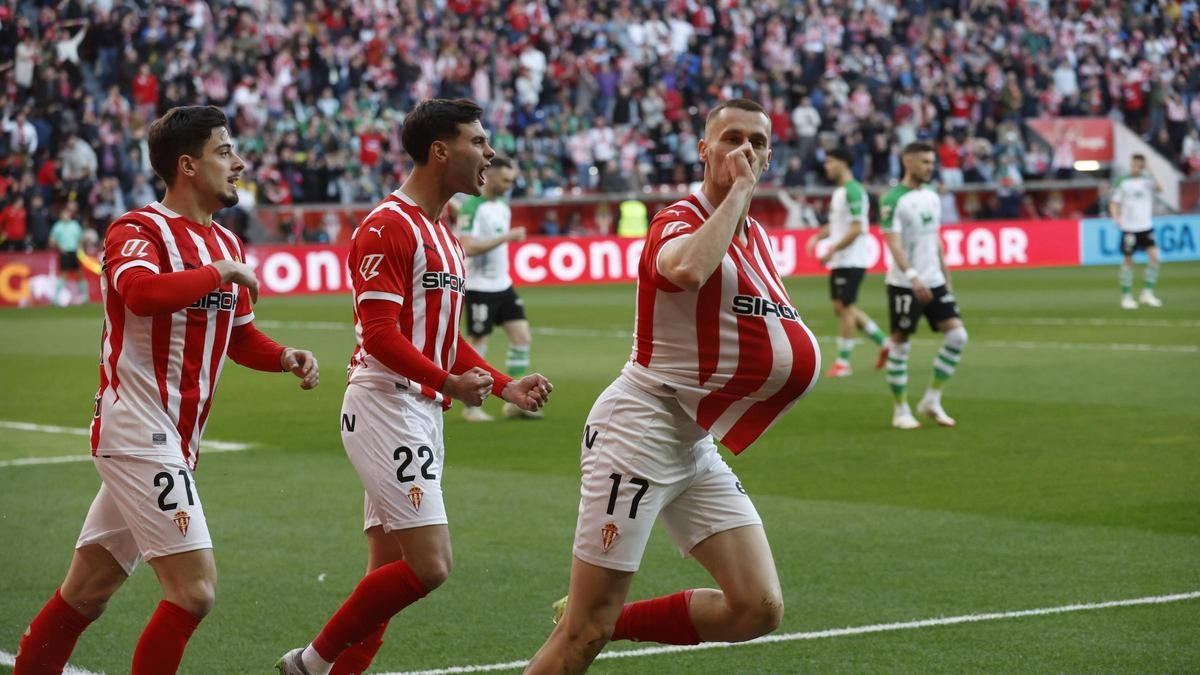 Dubasin celebra su gol al Racing ante Diego Sánchez y Nico Serrano.