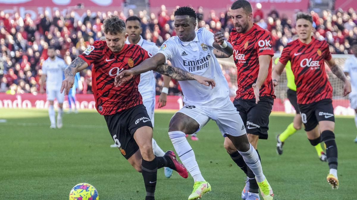 Maffeo y Vinicius disputan el balón en el Mallorca-Real Madrid de la temporada pasad.