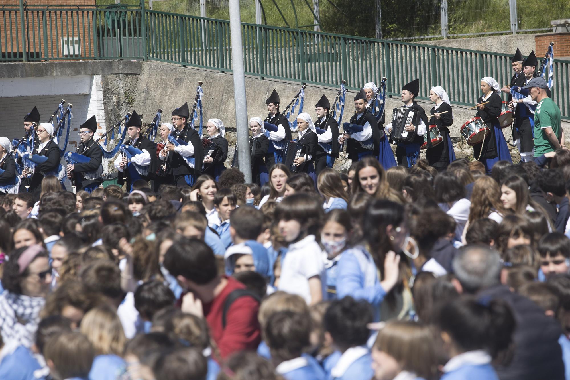 Izado de bandera en el colegio Santa María del Naranco