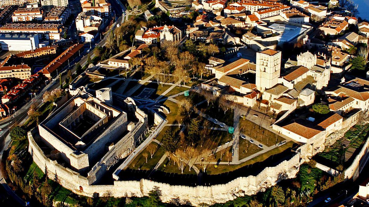 Sobre estas líneas, imagen aérea del Castillo de Zamora tras su recuperación.