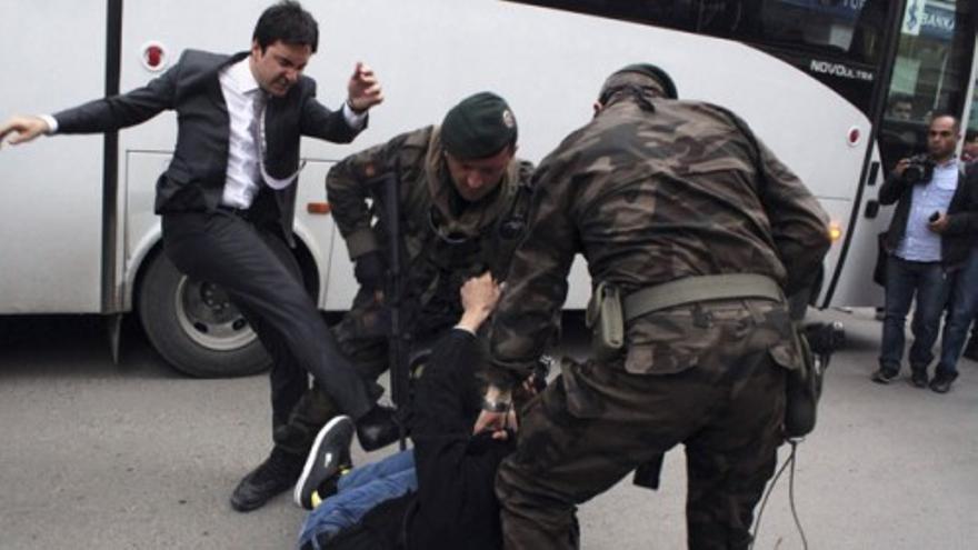 Un asesor de Erdogan patea a un manifestante