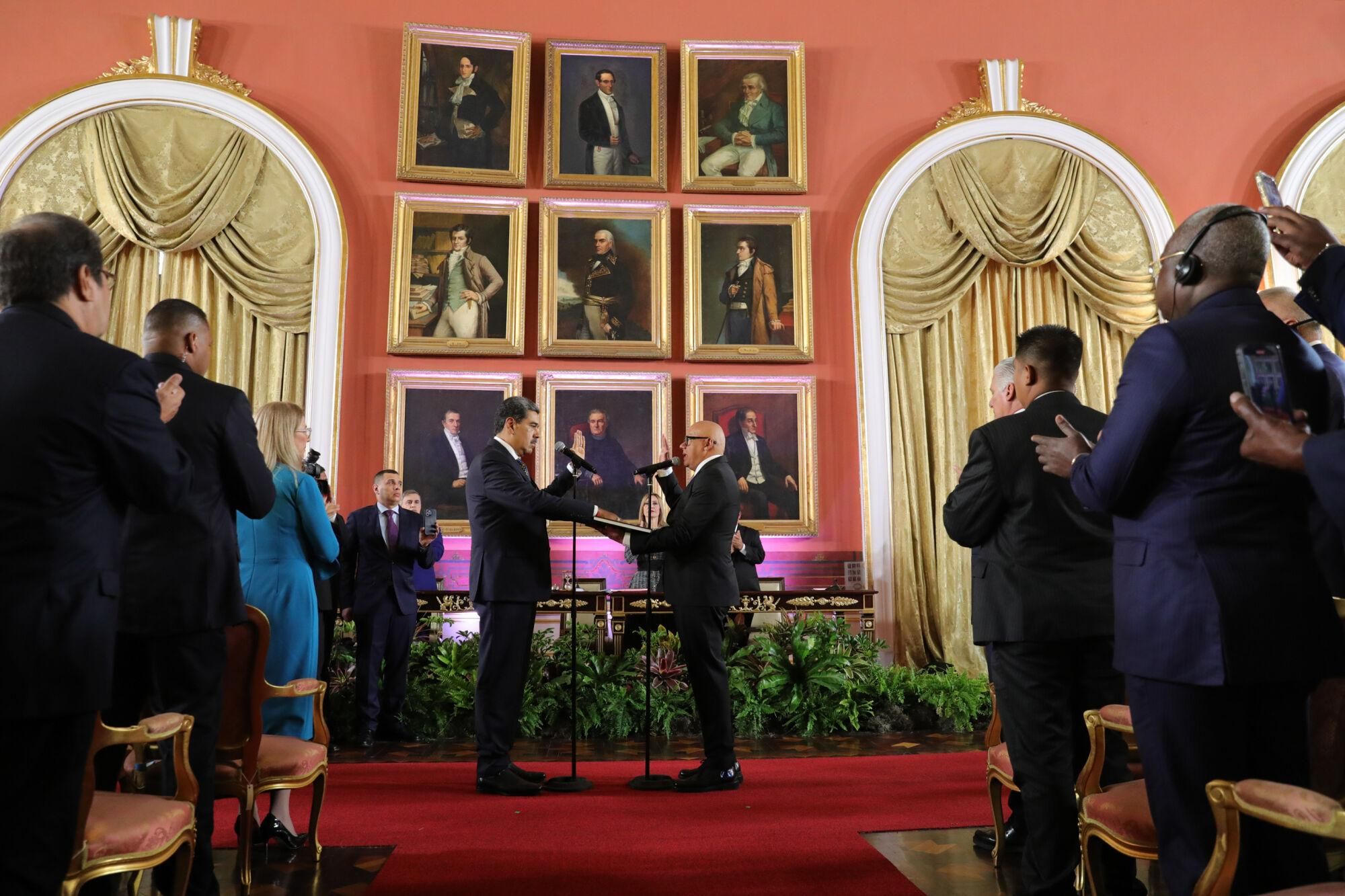 AME171. CARACAS (VENEZUELA), 10/01/2025.- Fotografía cedida por el Palacio de Miraflores del presidente de Venezuela, Nicolás Maduro (c-i), durante su juramentación frente al presidente de la Asamblea Nacional (AN) de Venezuela, Jorge Rodríguez, este viernes, en Caracas (Venezuela). Maduro fue juramentado como el presidente de Venezuela, para el período 2025-2031, por la Asamblea Nacional (AN, Parlamento), controlado por el oficialismo, pese a que la oposición mayoritaria reivindica que Edmundo González Urrutia fue el ganador de los comicios de julio pasado. EFE/ Palacio de Miraflores /SOLO USO EDITORIAL/ SOLO DISPONIBLE PARA ILUSTRAR LA NOTICIA QUE ACOMPAÑA (CRÉDITO OBLIGATORIO). /SOLO USO EDITORIAL/ SOLO DISPONIBLE PARA ILUSTRAR LA NOTICIA QUE ACOMPAÑA (CRÉDITO OBLIGATORIO)