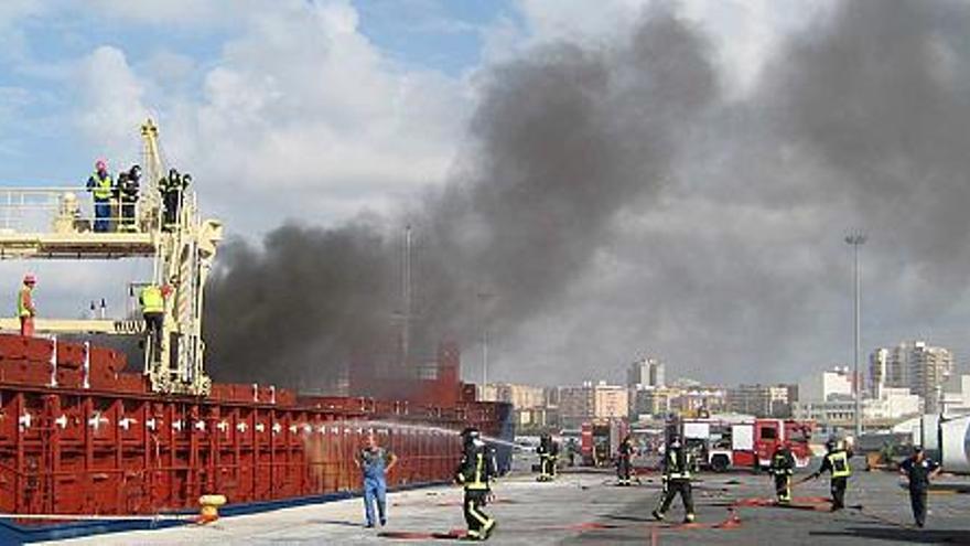 Una chispa provoca un incendio en un mercante