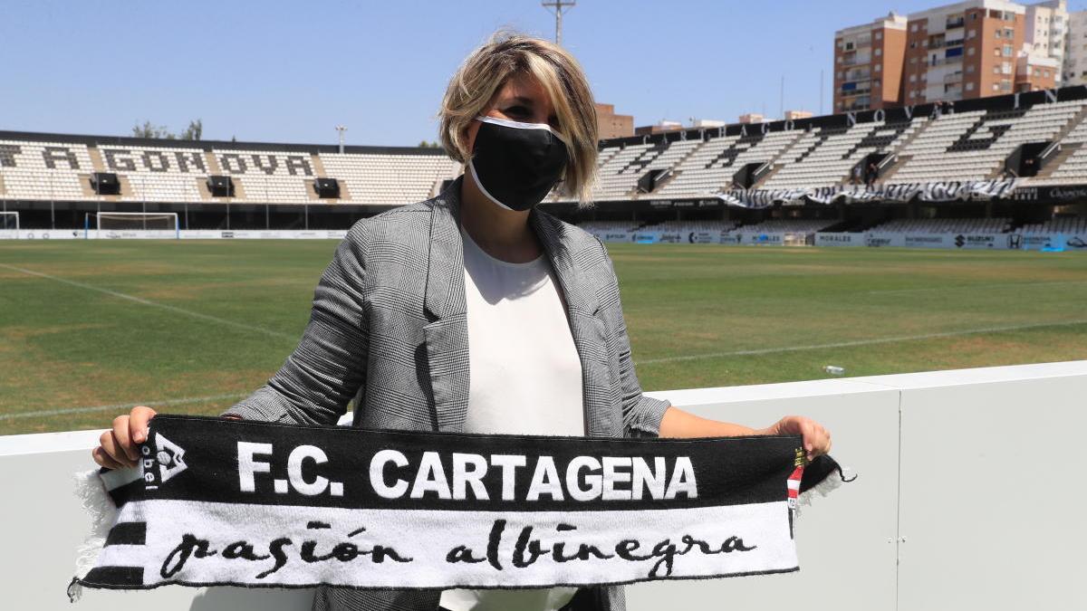Noelia Arroyo, vicealcaldesa de Cartagena, posa en el estadio Cartagonova con la bufanda del club albinegro.