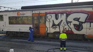 Los grafiteros cambian de táctica y paran trenes en marcha para pintarlos