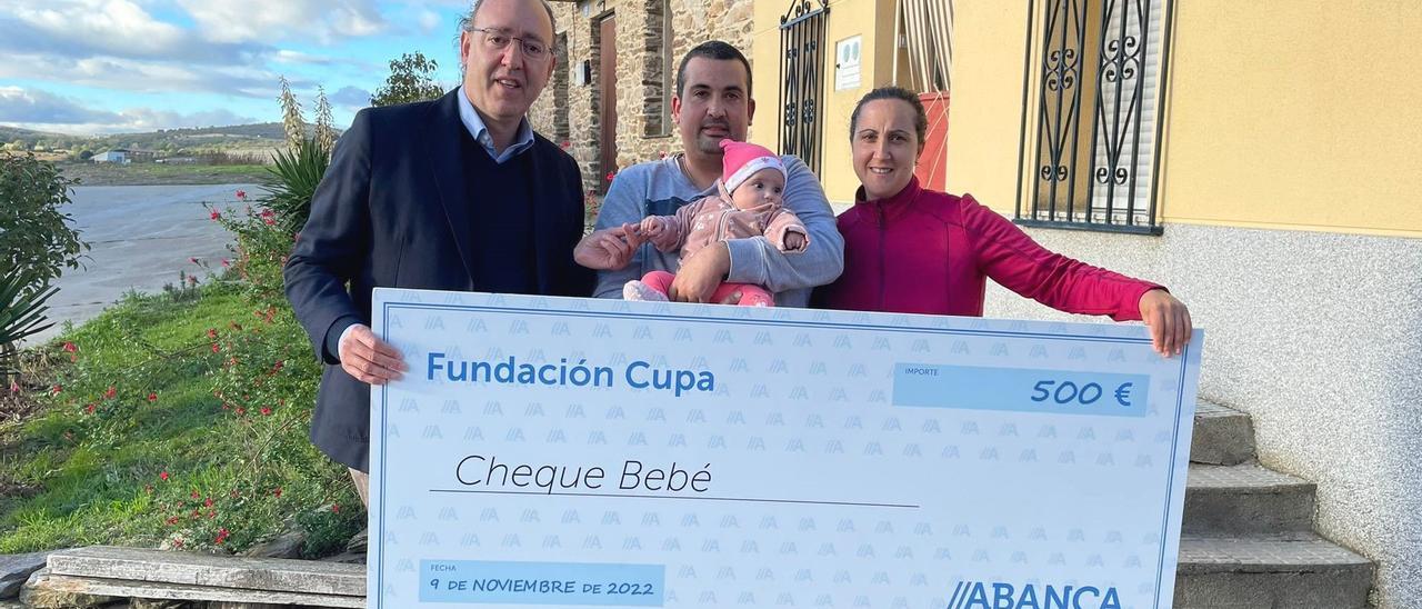 Entrega del cheque bebé a la pequeña Jimena con sus padres Fermín y Sandra, en Losacio
