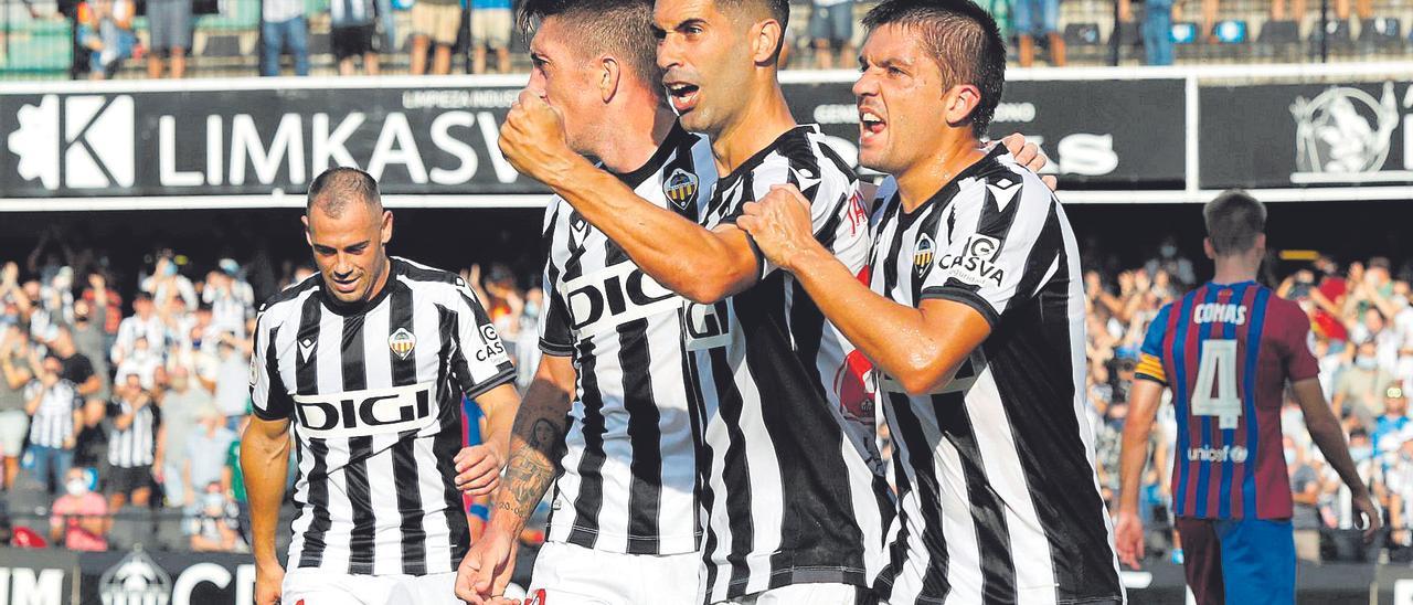 Carles Salvador celebra un gol en Castalia junto a Pablo Hernández y Javi Moyano.