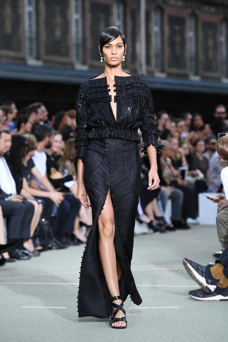 Joan Smalls de Givenchy Alta Costura en la Semana de la moda masculina de París