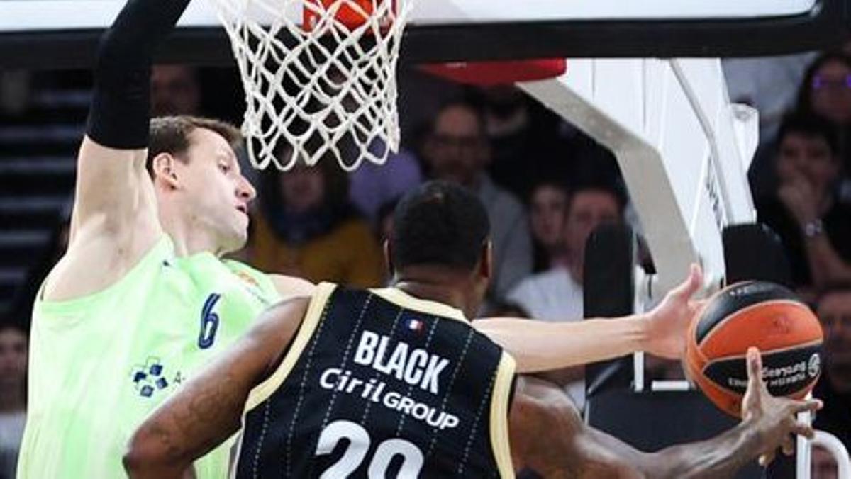 Vesely defiende el aro azulgrana frente a Black en el duelo Asvel Villeurbanne-Barcelona.
