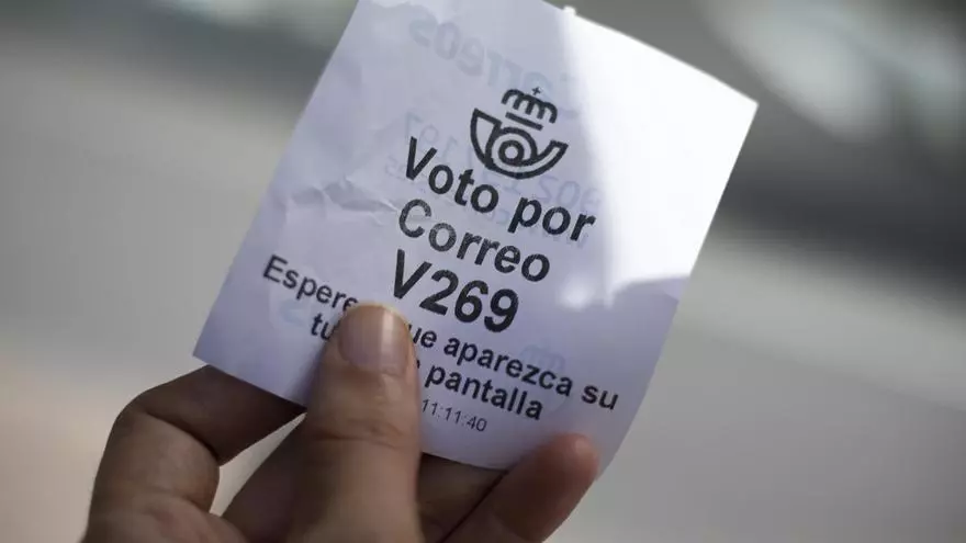 Colas a las puertas de las oficinas de Correos a menos de 48 horas de que finalice el plazo para presentar el voto