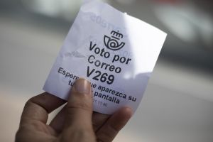 Colas a las puertas de las oficinas de Correos a menos de 48 horas de que finalice el plazo para presentar el voto