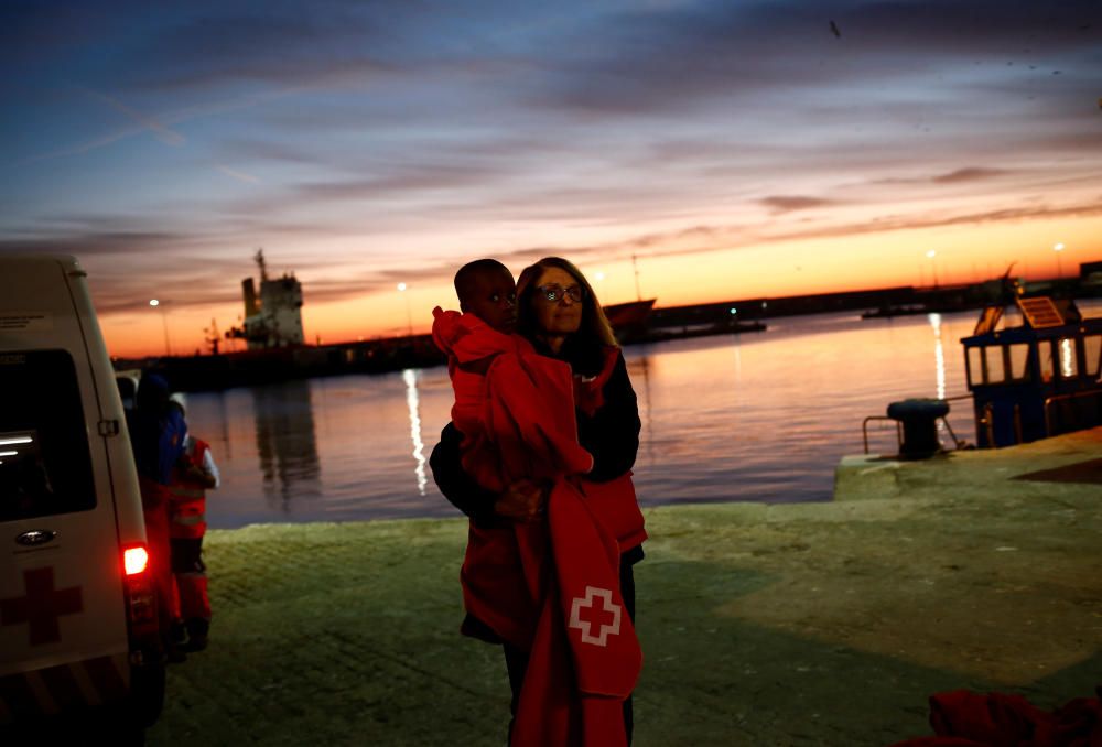 Llegan al puerto de Málaga 239 personas rescatadas de cuatro pateras