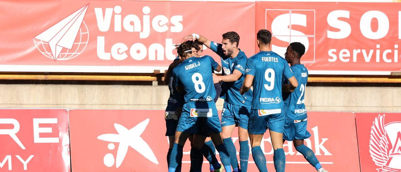 Los jugadores del Córdoba CF celebran el primer gol anotado en el Reino de León, este domingo.
