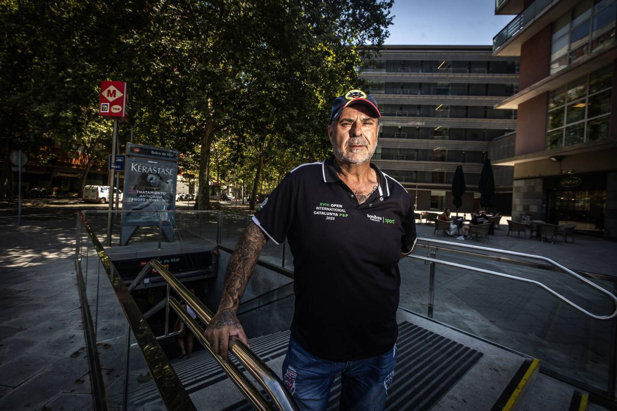 Barcelona 07/07/2026 Barcelona. Javi García,exconductor de metro al que se le intentaron suicidar varias personas cuando conducía,en la boca del metro de Barcelona. AUTOR: JORDI OTIX