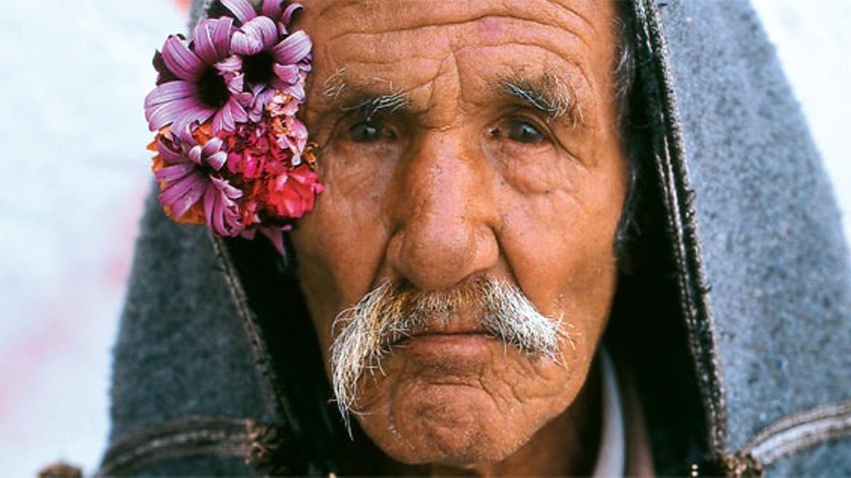 Un lugareño de Sidi Bou Said adornado con la flor típica del pueblo.