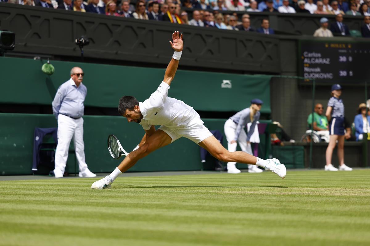 Wimbledon (United Kingdom), 16/07/2023.- Novak Djokovic of Serbia in action during the Men’s Singles final match against Carlos Alcaraz of Spain at the Wimbledon Championships, Wimbledon, Britain, 16 July 2023. (Tenis, España, Reino Unido) EFE/EPA/TOLGA AKMEN EDITORIAL USE ONLY