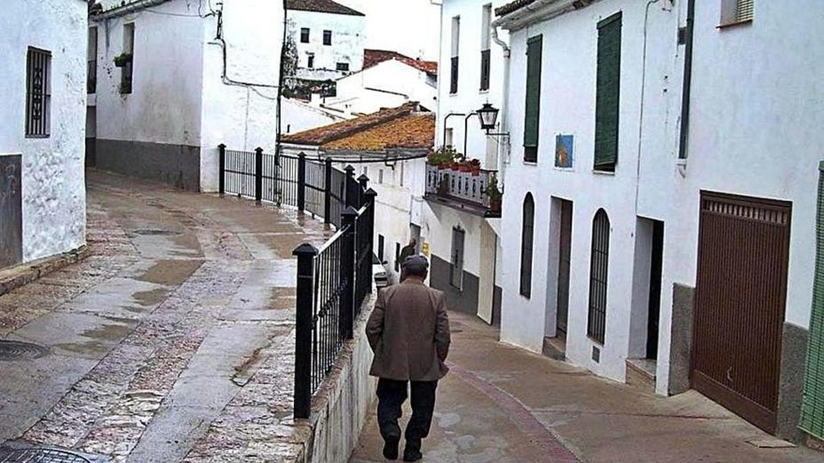 Un vecino recorre un municipio del interior.