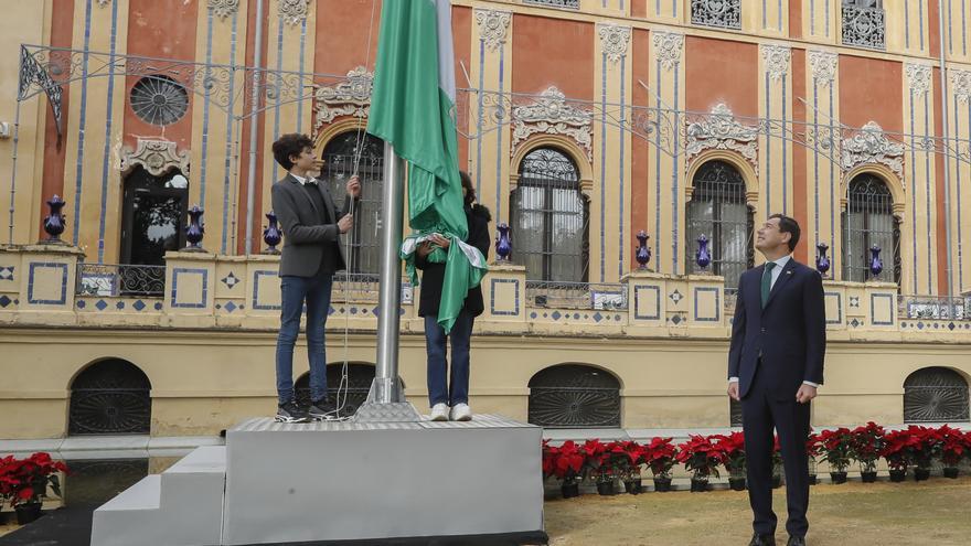 Juanma Moreno llama a fortalecer el andalucismo en el primer Día de la Bandera