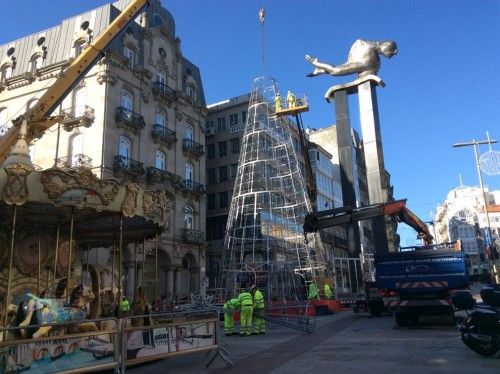 Montaje del árbol de Navidad en Vigo