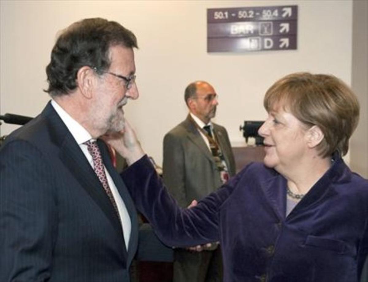 Rajoy es ANIMADO en Bruselas por los líderes europeos tras el puñetazo_MEDIA_2