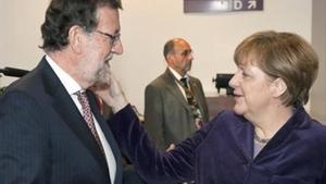 Rajoy es ANIMADO en Bruselas por los líderes europeos tras el puñetazo_MEDIA_2